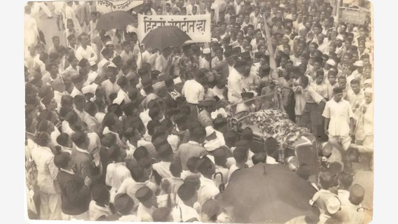 • त्यांनी 1899 मध्ये लहान वयातच 'राष्ट्रभक्त समूह' ही गुप्त संघटना स्थापन केली.
• 1 जानेवारी 1900 रोजी मित्रमेळा ही संघटना स्थापन केली.
• 1904 रोजी मित्रमेळा या संघटनेचे रूपांतर अभिनव भारत संघटने मध्ये करण्यात आले.
• 1906 मध्ये बॅरिस्टर होण्यासाठी ते लंडनला गेले.
• लंडनमध्ये स्वातंत्र्यवीर विनायक दामोदर सावरकर यांनी 'फ्री इंडिया सोसायटी' स्थापन केली.
• फ्री इंडिया सोसायटी' च्या माध्यमातून लंडनमध्ये शिकायला येणाऱ्या वेगवेगळ्या देशातील विद्यार्थ्यांमार्फत भारताच्या स्वातंत्र्याचा प्रश्न जगासमोर मांडणं, तिथल्या भारतीयांना क्रांतिकार्यासाठी प्रवृत्त केले.
• स्वातंत्र्यवीर सावरकर हे २० व्या शतकातील भारताचे पहिले लष्करी धोरणात्मक व्यवहार तज्ञ होते, ज्यांनी देशाला एक मजबूत संरक्षण आणि राजनैतिक सिद्धांत दिला.